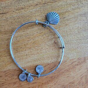 Ani & Alex Bangle Bracelet – Classic & Fun with shell charm